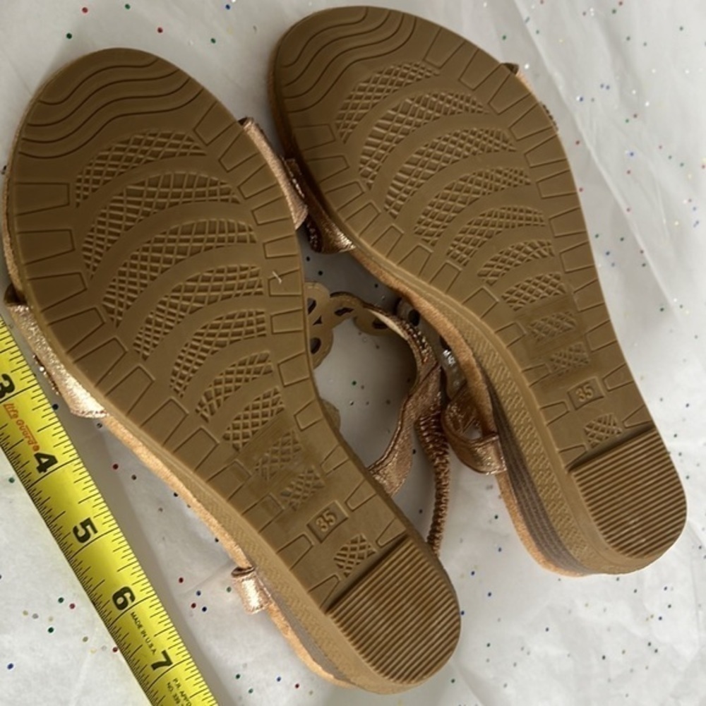 Woman’s Sandals - Picture 9 of 16